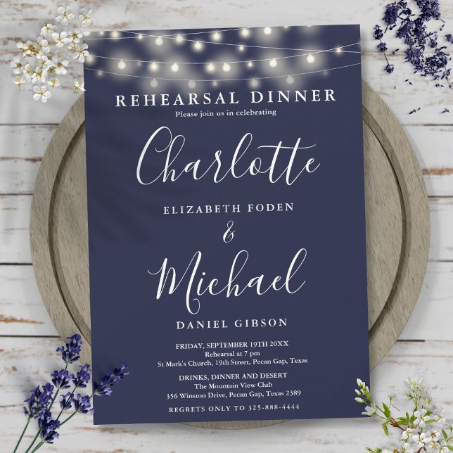 Convite Janto de ensaio de Script Azul Marinho das Luzes d (String Lights Navy Blue Script Rehearsal Dinner Invitation)