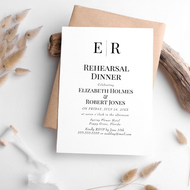 Convite Janto de ensaio do Monograma Branco e Preto (Black and White Monogram Rehearsal Dinner Invitation on a white table with neutral boho decor.)