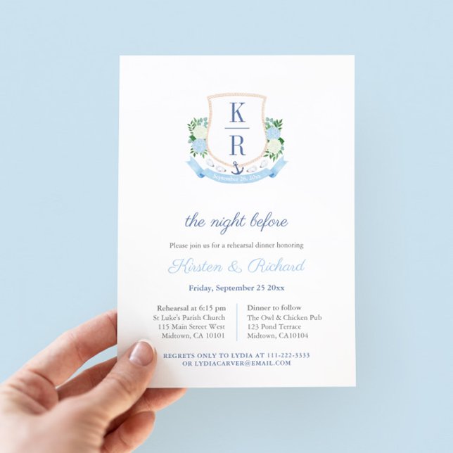 Convite Janto de ensaio do Monograma Costeiro Elegante (This elegant coastal-inspired rehearsal dinner invitation features a hand painted watercolor crest)