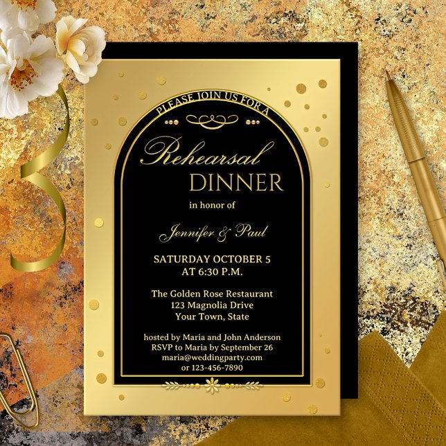 Convite Janto de Ensaio Dourado de Confetti Chic Preto (A festive rehearsal dinner invitation featuring a gold and black design with confetti sparkles.)