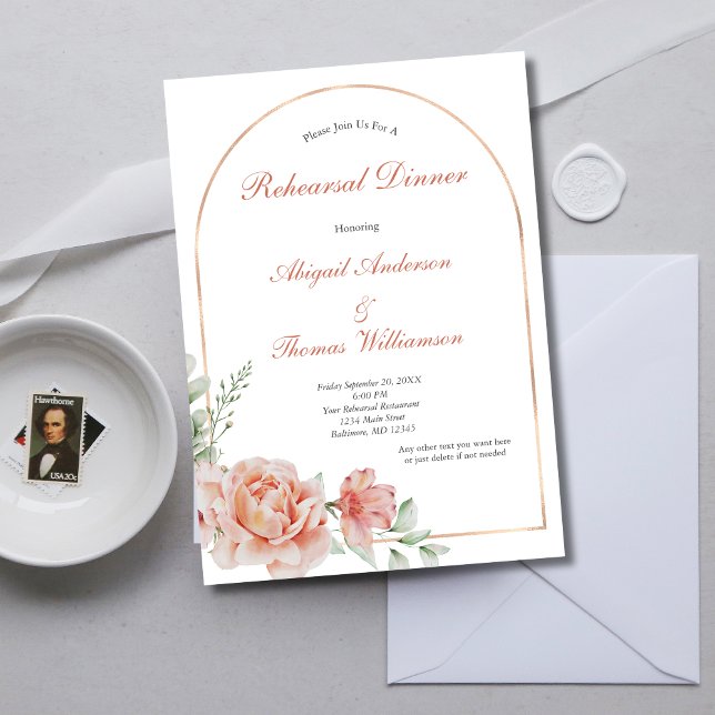 Convite Janto de ensaio Elegante de Arca Floral Rosa-Pêsse (Peach Blush Pink Rose Gold Arch Wedding Rehearsal Dinner Invitation)