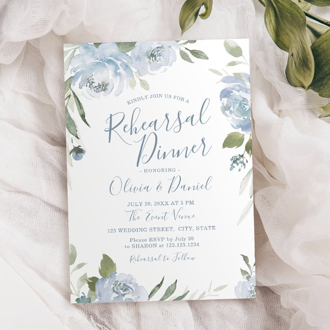 Convite Janto de ensaio floral azul empoeirado do jardim r (Romantic garden dusty blue floral rehearsal dinner invitation)
