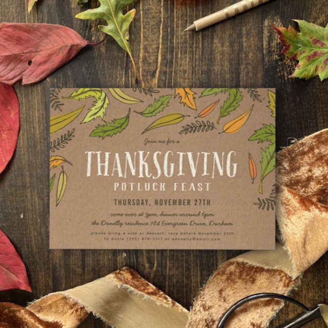 Convite Janto Fall Foliage Ação de Graças Potluck (falling leaves illustrated rustic thanksgiving dinner invitation with brown, green and orange )