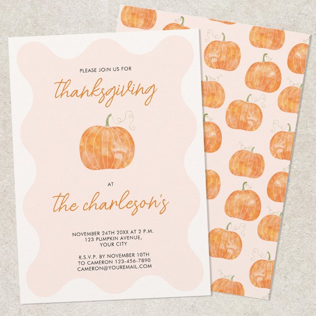 Convite Janto Moderno de Ação de Graças Aquarela Pumpkin (Modern watercolor pumpkin wavy frame personalized Thanksgiving dinner invitation with custom text)
