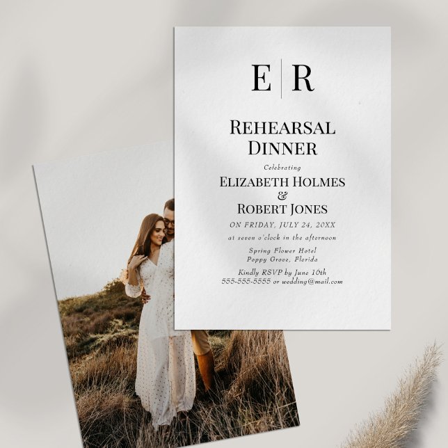 Convite Janto Personalizado de Ensaio de Fotografias do Mo (Modern Monogram Custom Photo Rehearsal Dinner Invitation on white table with dry wildflower)