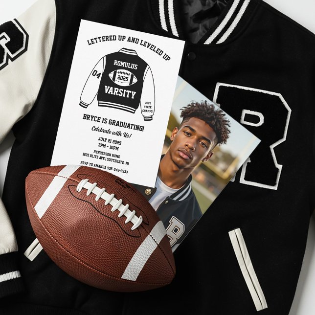 Convite Jaqueta de Futebol Americano de Time da Escola Sec (Varsity Letterman Graduation Party Invitation)