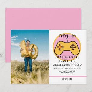 Convite Jogador de Vídeo de Computador Levantando Aniversá