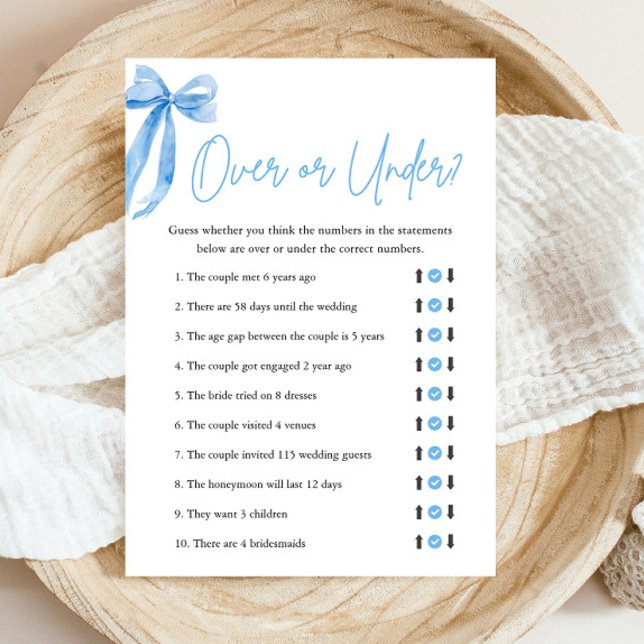 Convite Jogo de Chá de Noiva Elegante com Laço Azul Acima  (Modern Elegant Watercolor Dusty Blue Bow Over or Under Bridal Shower Game)