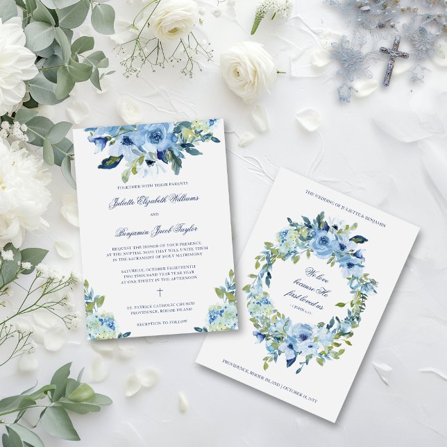 Convite Juliette Dusty Blue Floral Casamento Católico (Dusty blue, floral Catholic wedding invitation with Bible verse on back for an elegant vintage look)