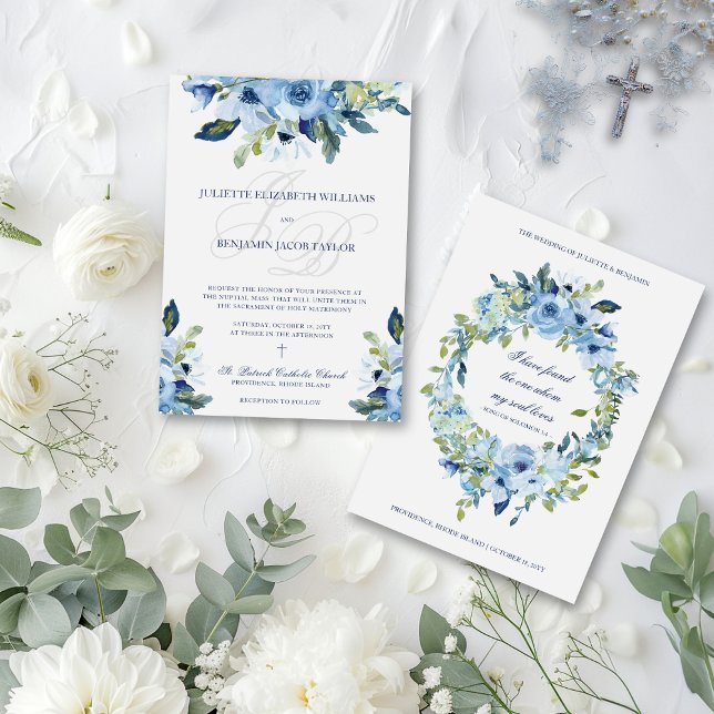 Convite Juliette Dusty Blue Floral Católica Casamento Invi (Elegant Catholic wedding invitation with dusty blue watercolor flowers and monograms)