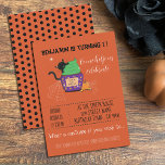 Convite Kid Halloween Aniversário Laranja<br><div class="desc">Um belo convite laranja para a festa de aniversário de Halloween de uma criança apresentando um gato preto de desenho por detrás de um cupcake com um gelo verde. Use os campos de modelo para adicionar suas próprias informações. O verso tem um simples padrão de bolinhas. © ArianeC Ilustrações —...</div>