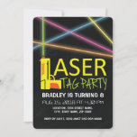 Convite Kids Laser Tag Festa de aniversário<br><div class="desc">Meninos bonitos marcam convites de aniversário de laser com fundo preto,  uma arma laser,  feixes de laser multicoloridos e um modelo de texto moderno editável.</div>