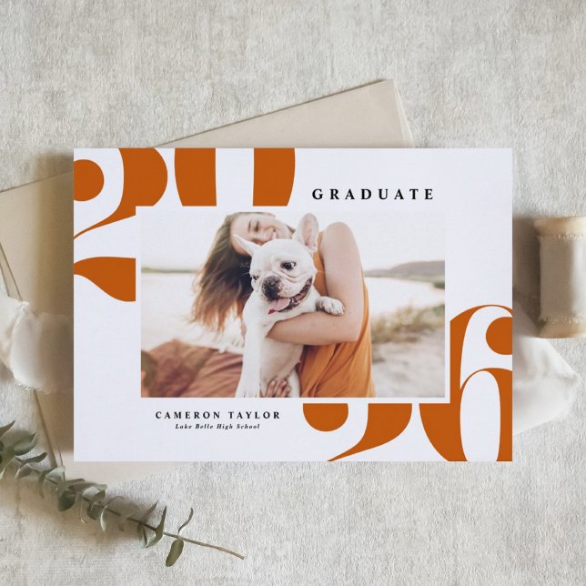 Convite Laranja 2025 Tipografia Negrito Foto Graduação (Customizable burnt orange photo graduation invitation featuring retro bold typography. )