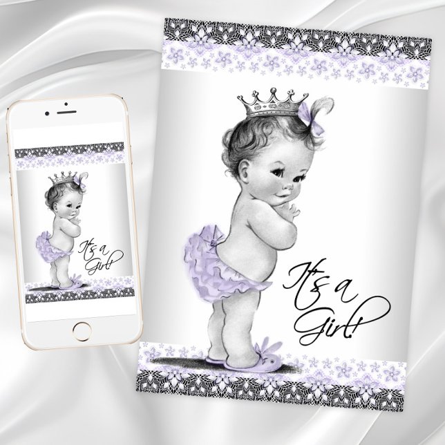 Convite Lavanda Roxo e Cinza Bebê Chá (Purple princess baby shower invitation with cute baby with ruffle pants and crown. )