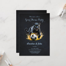 Leopardo negro brincando com um futebol.