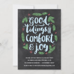 Convite Letra festiva | Feriado de Chalkboard<br><div class="desc">Este convite festivo para festas de festas apresenta um belo design de tipografia, com letra mão, que diz "Boas notícias de conforto e alegria" na caligrafia de pincel. Galhos de pinheiros verdes e bagas vermelhas ao redor do fosco, letras azuis claras. O design inclui um fundo do quadro de controle....</div>