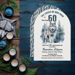 Convite Líder da 60ª Festa de aniversário do nosso Lobo de<br><div class="desc">"O Líder do Nosso Pacote Está Virando 60",  60 anos para seu Alpha favorito. Possui um lobo solitário majestoso silenciado contra uma floresta verde.</div>