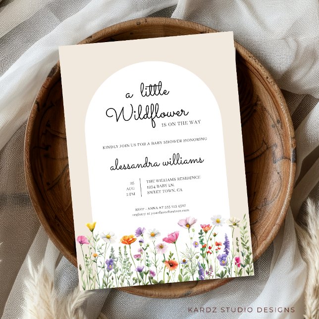 Convite LIttle Chá de fraldas de flor selvagem (A little wildflower is on the way baby shower invitation, personalize easily this template online.)