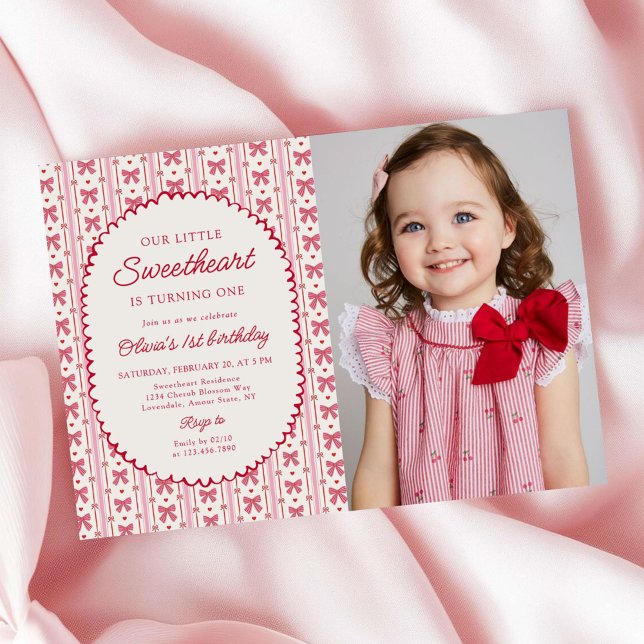 Convite Little Sweetheart Valentine Bow 1st Birthday Photo (Criador carregado)