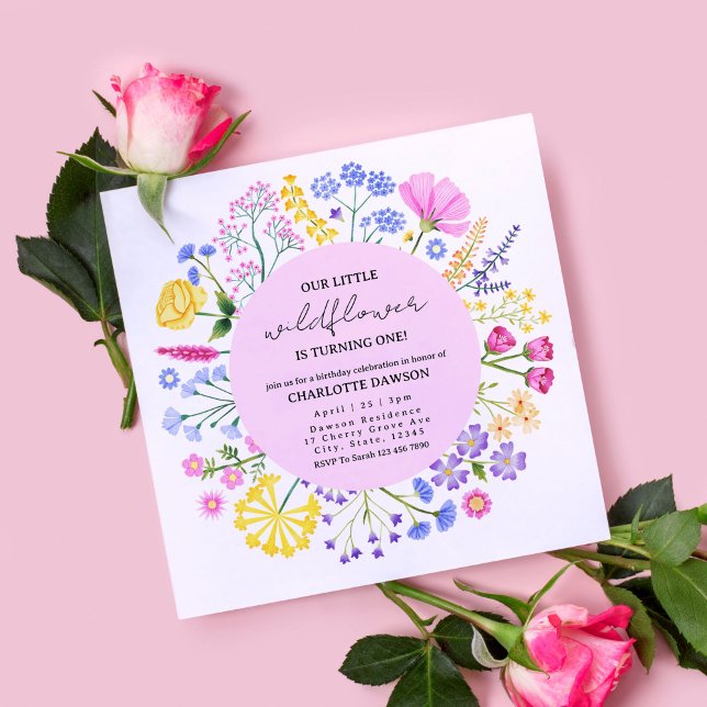 Convite Little Wildflower está virando um primeiro anivers (Dainty Rainbow Wildflowers First Birthday Invitation)