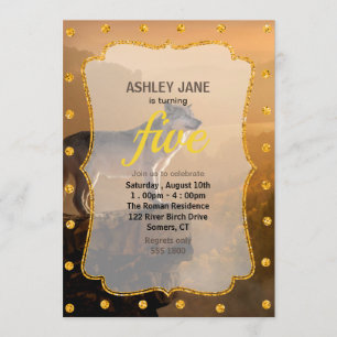 Convite lobo-Cinza em pé sobre uma pedra na floresta