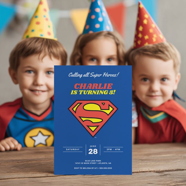 Convite Logotipo Superman | Aniversário do Super Herói Azu (Invitation on simulated table)