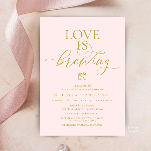 Convite Love Is Brewing Bridal Shower | Elegant Script (Love Is Brewing Bridal Shower | Elegant Script Invitation Card in Gold and Blush)