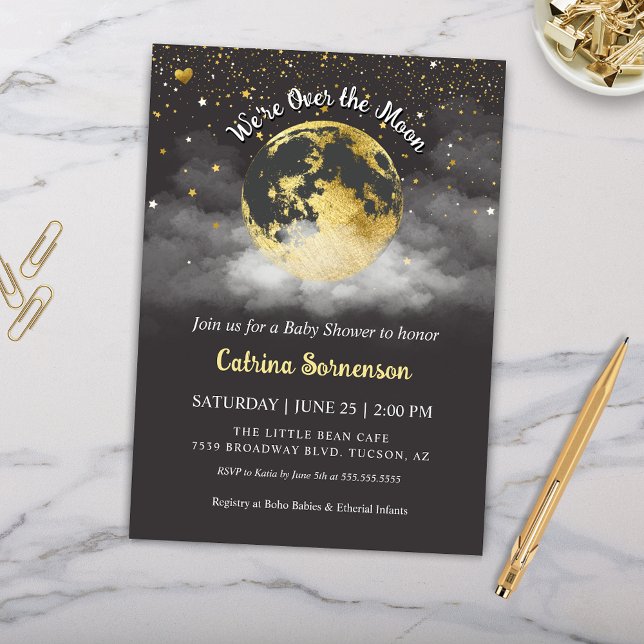 Convite Lua e estrelas Chá de fraldas Celestial Dourado (Modern Black and Gold Celestial Baby Shower Invitation with Over the Moon Theme)