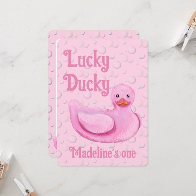 Convite Lucky Ducky First Birthday Invitation (Frente/Verso In Situ)