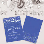 Convite Luzes brilhantes de prata azul real Luzes brilhant<br><div class="desc">Este convite de aniversário majestoso e glamouroso e doce dezesseis é perfeito para a menina feminina. Ele apresenta linhas luminosas suspensas brilhantes sobre o falso confete cintilante prateado em um fundo azul real de abstrato inspirado por estrelas no céu noturno. É bonito, chique, moderno, moderno e legal; o design perfeito...</div>