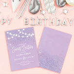 Convite Luzes brilhantes prateadas roxas doces 16<br><div class="desc">Este convite de aniversário majestoso e glamouroso e doce dezesseis é perfeito para a menina feminina. Ele apresenta linhas luminosas suspensas brilhantes sobre o falso confetti prateado brilhante cintilante em um fundo de abstrato púrpura e lilás inspirado por estrelas no céu noturno. É bonito, chique, moderno, moderno e legal; o...</div>