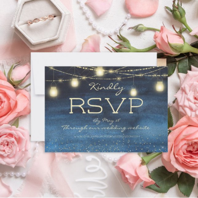 Convite Luzes de Corda Azul Marinho Dourado Lanternas Casa (Navy blue with gold string lights and glitter wedding RSVP card)