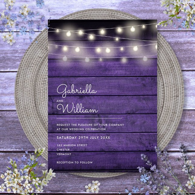 Convite Luzes de Corda Casamento de Madeira Roxa Rústica (String Lights Rustic Purple Wood Wedding Invitation)