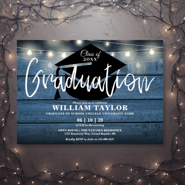 Convite Luzes de Corda de Madeira Rústica Azul Festa de Fo (Blue Rustic Wood String Lights Graduation Party Invitation)