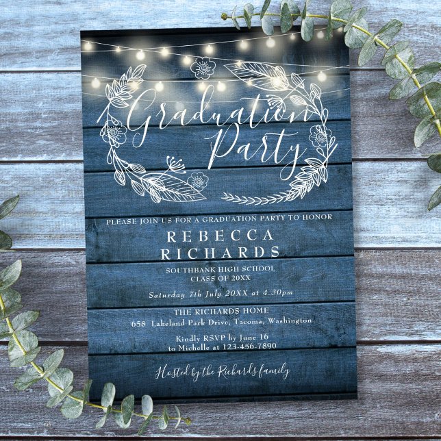 Convite Luzes de Corda de Madeira Rústica Azul Festa de Fo (Blue Rustic Wood String Lights Graduation Party Invitation)