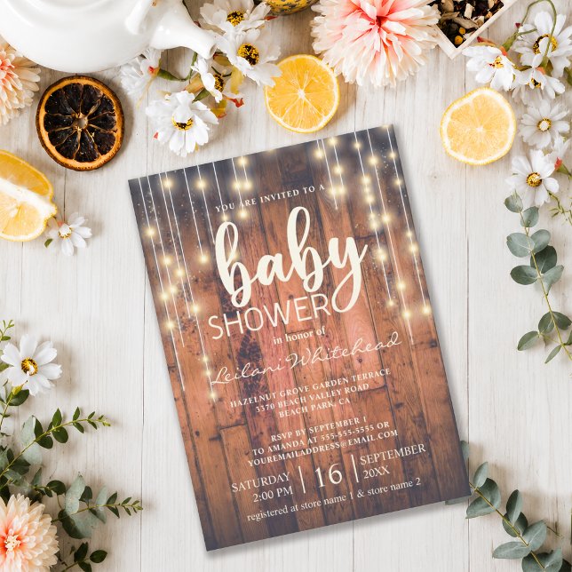 Convite Luzes de Corda de Madeira Rústica para Chás de Beb (Gather your family and friends with this rustic wood string lights baby shower invitation.)