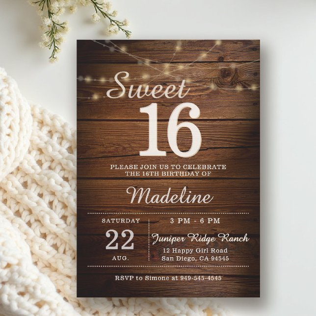 Convite Luzes de Corda de Madeira Rústica Sweet 16 (rustic sweet 16 birthday party invitation barn wood string lights backyard outdoors cowboy western)