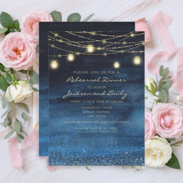 Convite Luzes de Corda Dourada Azul Marinho Jantar de Ensa (Navy blue and gold string lights rehearsal dinner invitation)