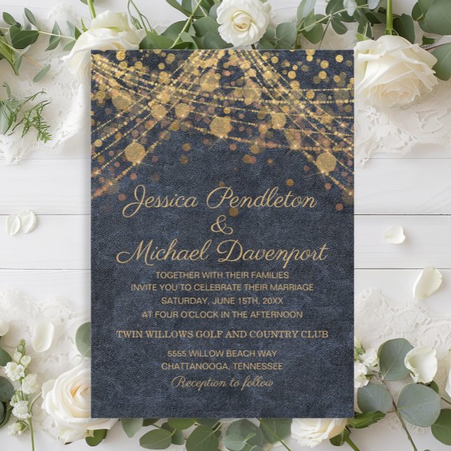Convite Luzes de Corda Douradas Rústicas Glam para Casamen (Navy blue and gold string lights and bokeh rustic glam wedidng invitation)