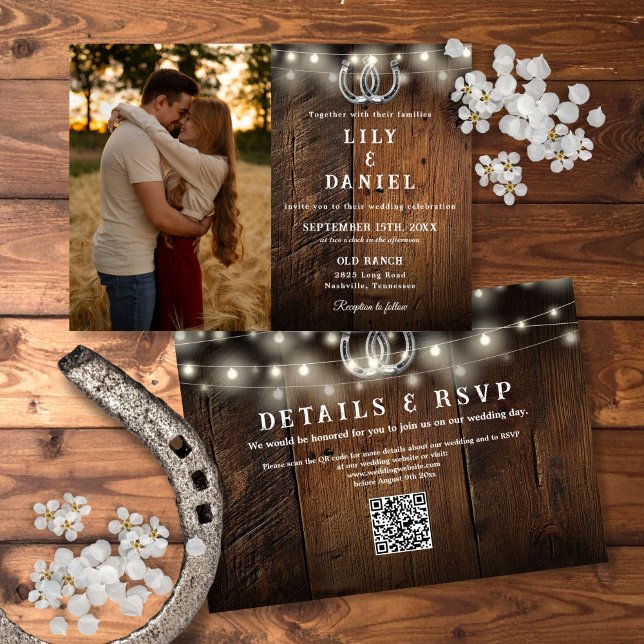 Convite Luzes de Corda em Madeira Rústica Código QR Foto C (Rustic Wood String Lights Photo QR Code Wedding Invitation)