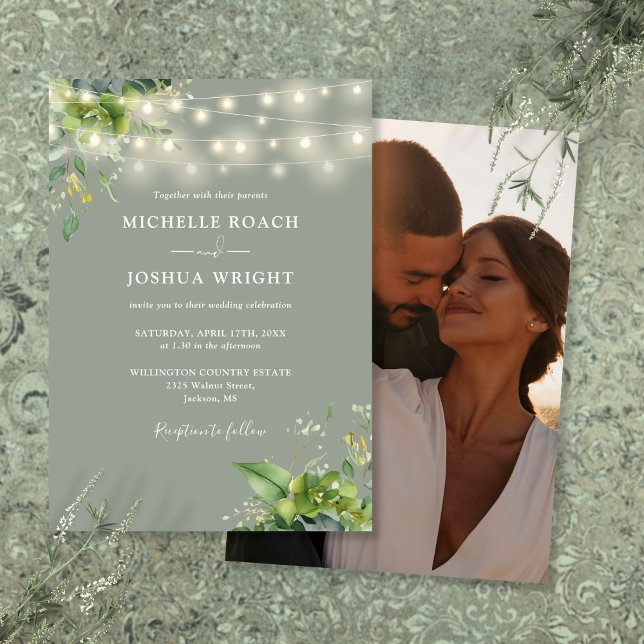 Convite Luzes de Corda Folhagem Foto Casamento Verde Sage (String Lights Greenery Photo Sage Green Wedding Invitation)