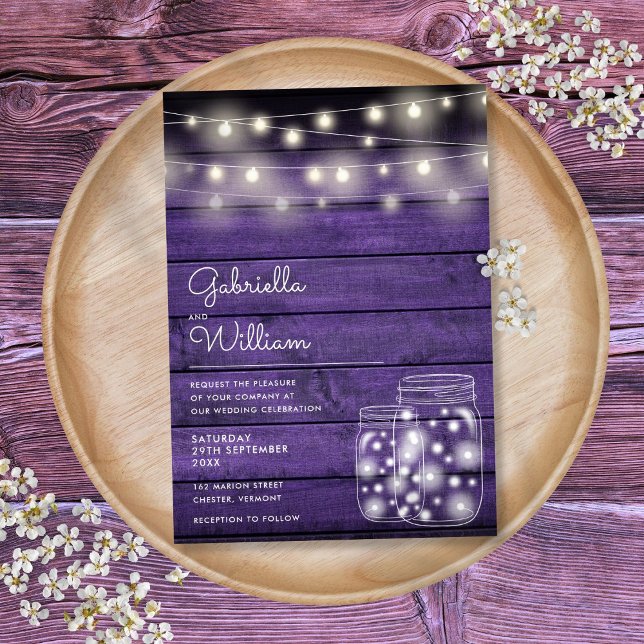 Convite Luzes de Corda Pote de Pedra Rústico Roxo Casament (String Lights Mason Jar Rustic Purple Wood Wedding Invitation)