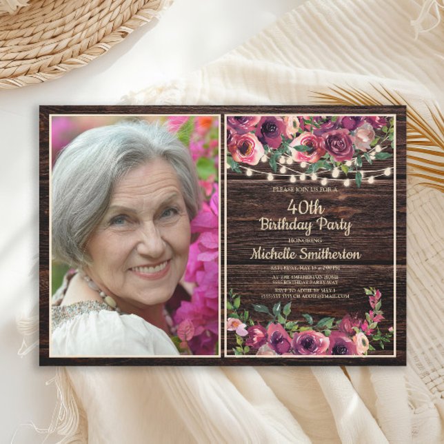 Convite Luzes de Corda Rústicas Florais Rosa Aniversário F (Purple flowers on rustic wood photo birthday party invitation)