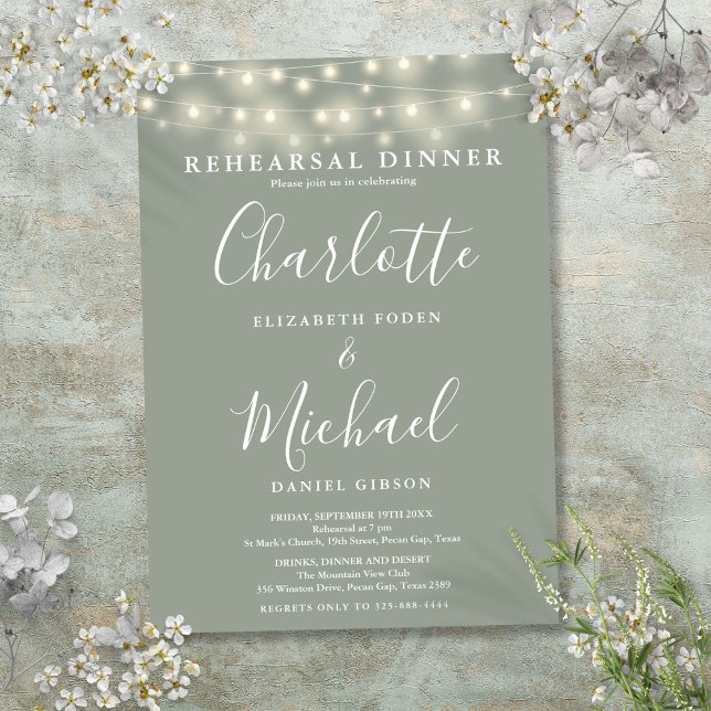 Convite Luzes de Corda Verde Sage Jantar de Ensaios Roteir (String Lights Sage Green Script Rehearsal Dinner Invitation)