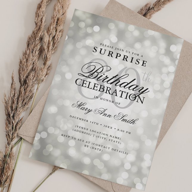 Convite Luzes de Prata de Glam Silver, 80 de Aniversário d (Elegant SURPRISE 80th Birthday Glam Silver Lights Invitation)