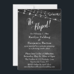 Convite Luzes de Quadro Negro Nós Fugimos Recepção de Casa<br><div class="desc">Este cartão de recepção de casamento sofisticado, mas rústico, apresenta uma imagem de fundo de quadro-negro texturizado sobreposta, representando cordas de luzes cintilantes brancas. Usei uma fonte de letra cursiva elegante e fluida para renderizar gráficos que representam as palavras "Fugimos!"; no verso, coloquei a palavra "amor". Seu próprio texto é...</div>