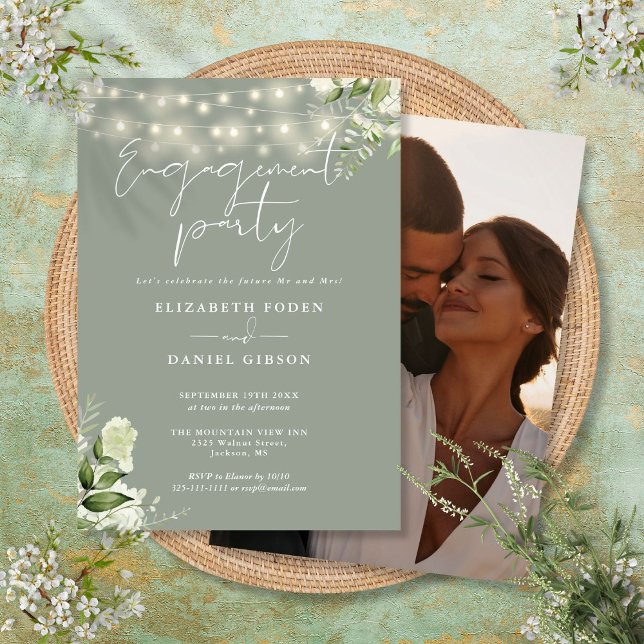 Convite Luzes de Verde Sálvia para Festa de Engajamento co (Greenery Lights Sage Green Photo Engagement Party Invitation)