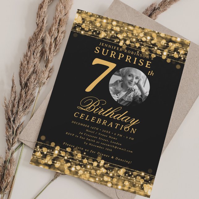 Convite Luzes Douradas de Festa de aniversário de Foto SUR (SURPRISE Photo 70th Birthday Party Gold Lights Invitation)