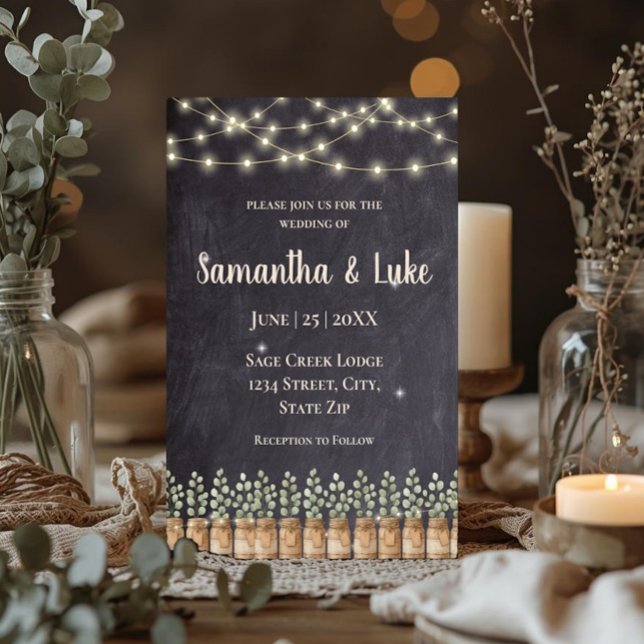 Convite Luzes Rústicas de Corda em Jarra de Mason com Euca (Rustic string lights wedding invitation with eucalyptus mason jars and romantic chalkboard design.)