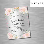 Convite Magnético Aniversário de flores cor-de-rosa-prateado luxo br<br><div class="desc">Um convite de aniversário magnético moderno,  na moda e glamouroso 40º (ou qualquer idade). Um fundo de aparência fina prateada com brilho sujo rosa,  faíscas e florais cor-de-rosa. O nome é escrito com um moderno estilo escrito à mão. Personalize e adicione seus detalhes.</div>